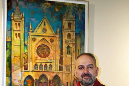 El artista Álvaro Reja junto a una de sus obras. CUEVAS