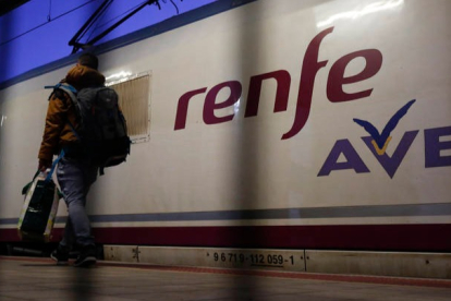 Tren AVE en la estación de León. FERNANDO OTERO