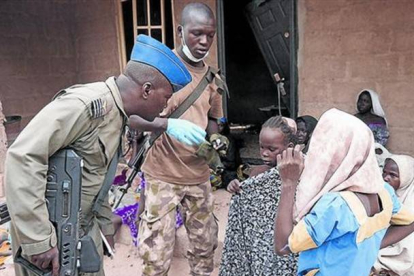 Un soldado nigeriano junto a algunas de las chicas rescatadas de las manos de Boko Haram.