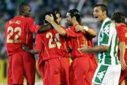 Los jugadores del Liverpool celebran el segundo gol mientras Varela anima a sus compañeros