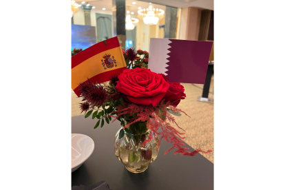 La rosa socialista, en una mesa durante el viaje del alcalde de León a la Embaja de Catar a finales de 2022. TWITTER