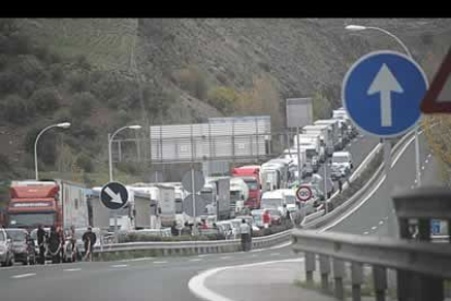 Los cortes en la autovía a La Coruña provocaron kilómetros de retenciones, lo que afectó a transportistas y conductores.