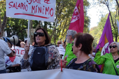 Miembros de la coordinadora de pensionistas de León por la reforma de las pensiones manifestándose este sábado frente al Museo Nacional del Prado. DL