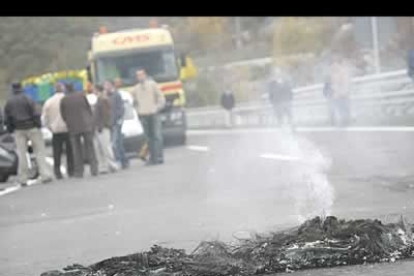 La autovía del Noroeste y su paralela, la Nacional VI, permaneció cortada a todo tipo de tráfico rodado, -incluidas motos-, durante más de siete horas.