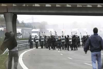 Aunque los incidentes no fueron graves, solo la acción de los antidisturbios, que se valieron de gases, logró disolver las barricadas en el Bierzo.