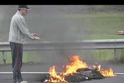 Los mineros arrancaron más de cincuenta metros de vallas metálicas quitamiedos y las cruzaron sobre el asfalto de la autovía. También acumularon neumáticos y les prendieron fuego, avivándolos con gasolina.