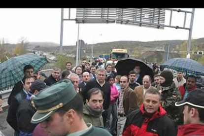 Sobre el asfalto, la desesperación y el hastío llegó a cundir por momentos. También el aburrimiento y el cabreo de los transportistas, que de vez en cuando hicieron sonar las bocinas.