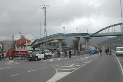 En el centro de La Robla, a la altura de la calle Ramón y Cajal, los mineros cortaron el acceso hacia Cuadros  y  Matallana de Torío, obligando a que un camión municipal se colocara enmedio de la travesía.