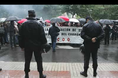 Aunque las movilizaciones se centraron en los cortes de carretera, alrededor de 150 mineros se concentraron a las 18.00 horas ante la Subdelegación del Gobierno en León.