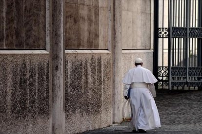 El Papa Francisco abandona la sala Pablo VI, tras presidir el Sínodo sobre la familia en el Vaticano.