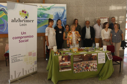 Miembros de la Asociación Alzhéimer de León visitan a la delegada territorial. FERNANDO OTERO