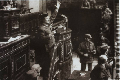 El teniente coronel Tejero irrumpe pistola en mano en el Congreso de los Diputados el 23 de febrero de 1981.