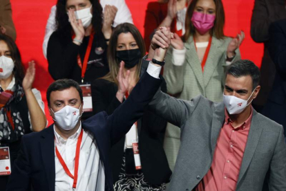 Pedro Sánchez, ayer, con el candidato a la Xunta del PSOE. LAVANDEIRA