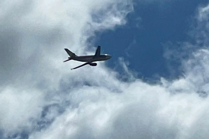 Uno de los aviones que ha sobrevolado este jueves el Aeropuerto de León. DL