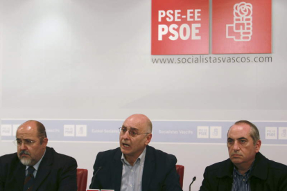 Los líderes del PSE-EE Txarli Prieto, Rodolfo Ares e Iñaki Arriola valoran la reunión con el PNV.