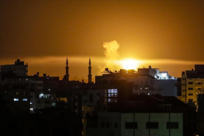 Una explosión en la ciudad de Gaza, tras la incursión de la aviación israelí.