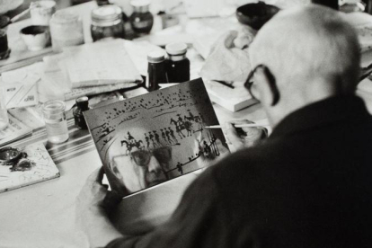 Picasso en su taller de La Californie, en 1957.