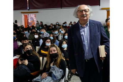 Antonio Colinas, ayer en el Juan del Enzina, junto a alumnos asistentes a su homenaje. FERNANDO OTERO