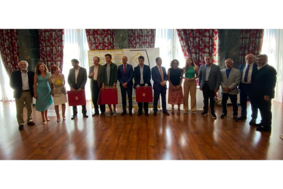 Ganadores y patrocinadores del Magistral de ajedrez Ciudad de León. RAMIRO