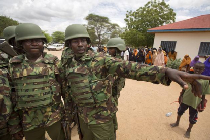 Soldados kenianos llegan al lugar de la matanza.
