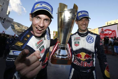 Sébastien Ogier (derecha) y su copiloto, Julien Ingrassia, con el trofeo del rali de Montecarlo.