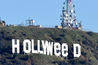El cartel de Hollywood con las letras cambiadas para celebrar la legalización de la marihuana en California.