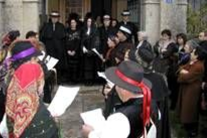 La asociación de mujeres acompañaron con cánticos a la Virgen en la procesión del ramo