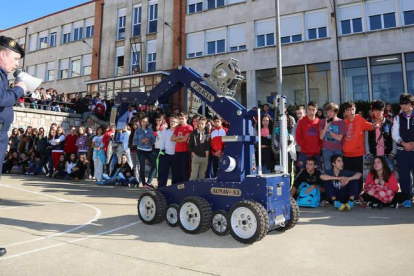 Los estudiantes del Instituto Padre Isla presenciaron ayer una exhibición del robot antiexplosivos de la policía nacional.