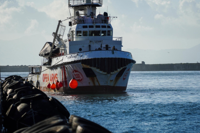 El "Open Arms" localiza un barco con 40 personas en el Mediterráneo Central