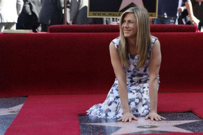 Jennifer Aniston posa junto a su estrella en el Paseo de la Fama, el miércoles.