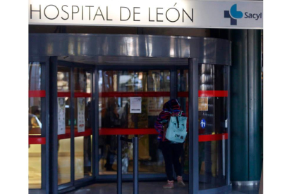 Entrada principal al Hospital de León. FERNANDO OTERO