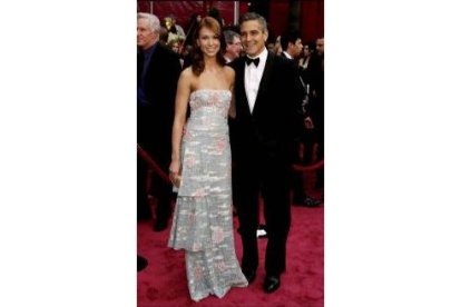 Llegó el gran día. Después de unas horas de incertidumbre, pues la lluvia amenazaba con estropear la gran noche del cine de Hollywood, comenzó el paseo de estrellas a las puertas del Teatro Kodak. George Clooney, nominado como mejor actor por su papel en «Michael Clayton», llegó radiante acompañado por su novia, Sarah Larson.