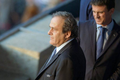 Fotogfrafía de archivo de Michel Platini junto con Manuel Valls, en el fondo de la imagen.