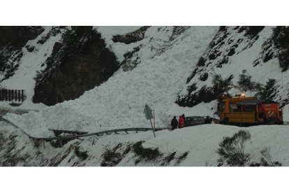 Alud en el puerto de San Isidro, con un vehículo que se quedó a pocos metros de la avalancha que cayó sobre la carretera