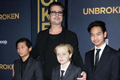 Brad Pitt posa con tres de sus seis hijos, en el estreno de la película 'Unbroken', en diciembre del 2014.