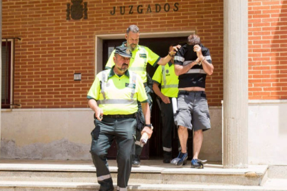 El detenido, a la salida de los juzgados. FERNANDO OTERO