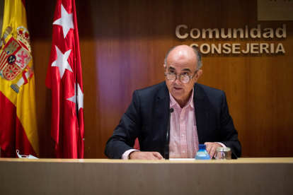 El viceconsejero de Salud pública, Antonio Zapatero, durante la rueda de prensa en la que ha anunciado este viernes que la Comunidad de Madrid cerrará perimetralmente la región durante diez días. EFE / LUCA PIERGIOVANNI / POOL