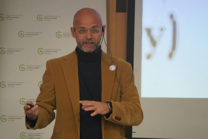 Fernando Escalante cerró este jueves el ciclo de conferencias sobre inmunoterapia en la Fundación Sierra Pambley. J. NOTARIO