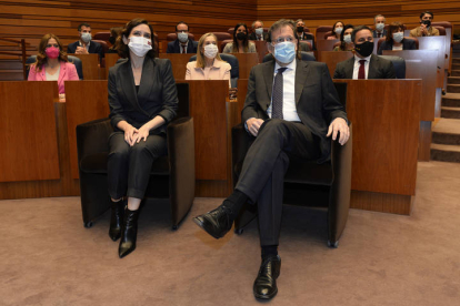 Ayuso junto al expresidente del Gobierno Mariano Rajoy en la toma de posesión de Mañueco. NACHO GALLEGO