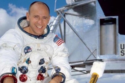El astronauta Alan Bean, el cuarto hombre en pisar la luna.