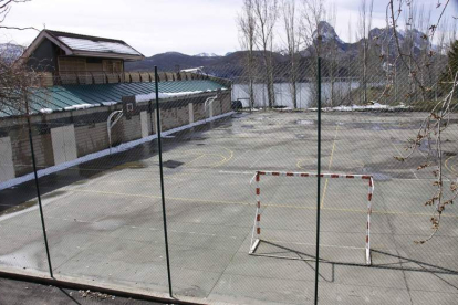 Zona deportiva donde su ubicará el pabellón de Riaño. CAMPOS