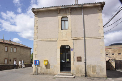 Oficina de Correos en el edificio del consistorio de Boñar. CAMPOS