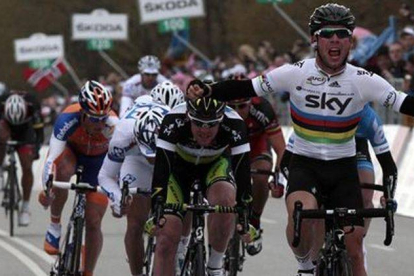 Cavendish se impone en el sprint a sus rivales.