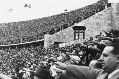 La multitud saluda a Hitler, en el Estadio Olímpico de Berlín, durante los JJOO de 1936.