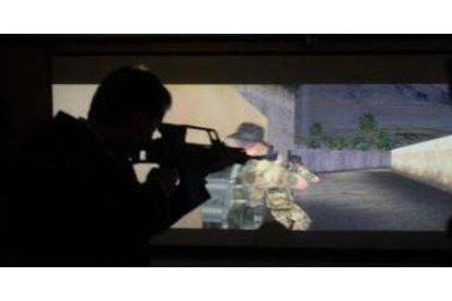 Una gran pantalla reproduce escenarios reales, y la práctica se realiza con un fusil adaptado para e