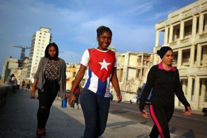 Mujeres cubanas caminan por las calles de la Habana, donde el día a día es difícil por las condiciones económicas de la isla caribeña.