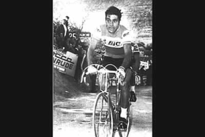 Luis Ocaña fue el ciclista español que le hizo frente al gran Eddy Merckx. Cortó su racha de cuatro victorias consecutivas en el Tour y subió a lo más alto del podio en 1973.