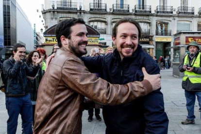 Pablo Iglesias y Alberto Garzón, en la Puerta del Sol, donde anunciaron el acuerdo de coalición entre Podemos e IU el 9 de mayo de 2016.