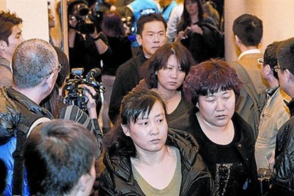 familiares de pasajeros acuden en Pekín a una reunión para ser informados de la búsqueda.