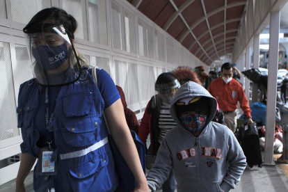Personal de la OIM cruzan a menores en Ciudad Juárez. LUIS TORRES